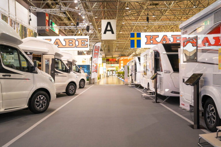 Gang zwischen Reisemobilen und Wohnwagen am Stand des schwedischen Herstellers Kabe