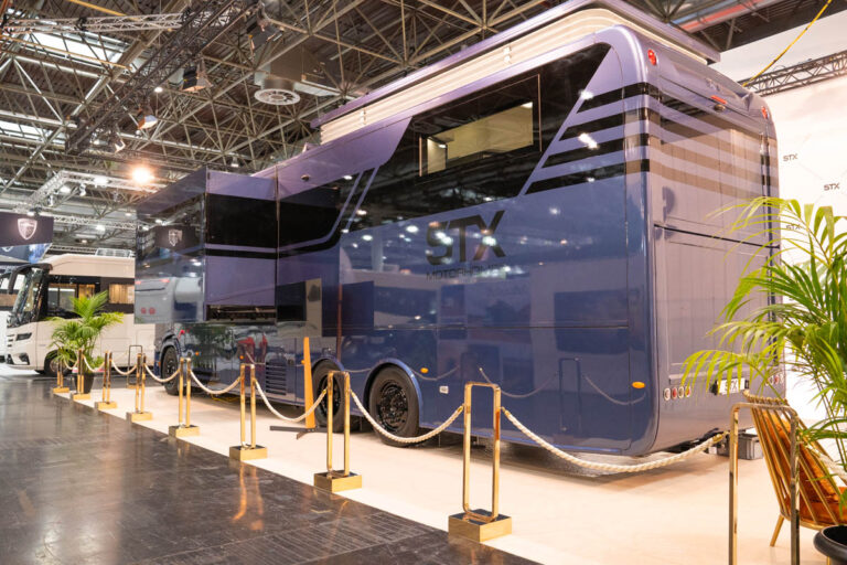 Dunkelblaues Luxus-Reisemobil von STX Motorhomes hinter einer Kordelabsperrung