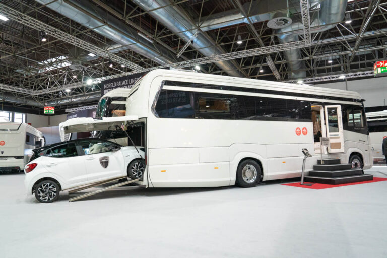 Morelo Palace Liner mit ausgefahrener Heckgarage und einem Kleinwagen auf der Rampe