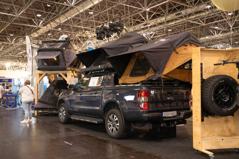 Ford Ranger mit aufgebautem Dachzelt am Stand von Vickywood, daneben weitere Dachzelte