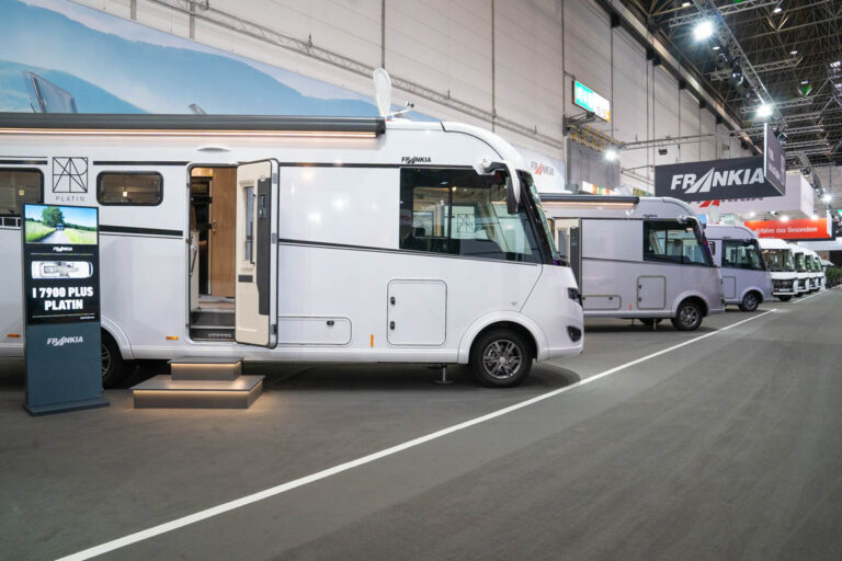 Frankia I 7900 Plus Platin mit geöffneter Tür und Infostele auf dem Messestand