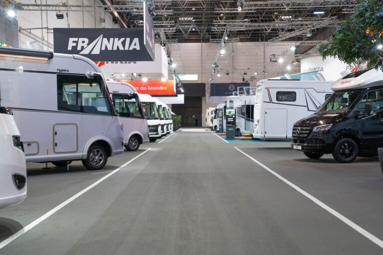 Reisemobilgasse am Frankia-Stand, rechts ein schwarzer Teilintegrierter auf Mercedes-Sprinter-Basis