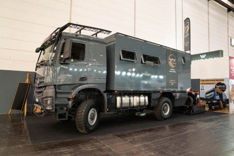 Graues Allrad-Expeditionsmobil von Kashmir auf Mercedes-Arocs-Fahrgestell