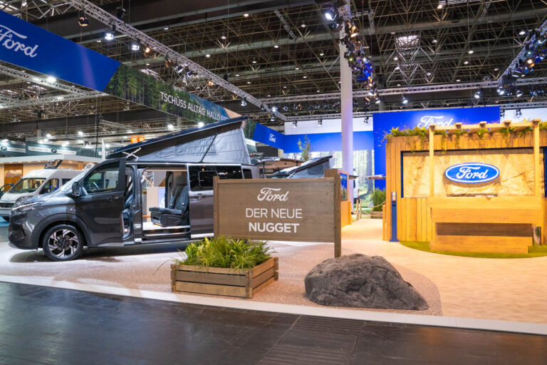 Ford-Messestand mit dem neuen Nugget, Aufstelldach und geöffneter Schiebetür