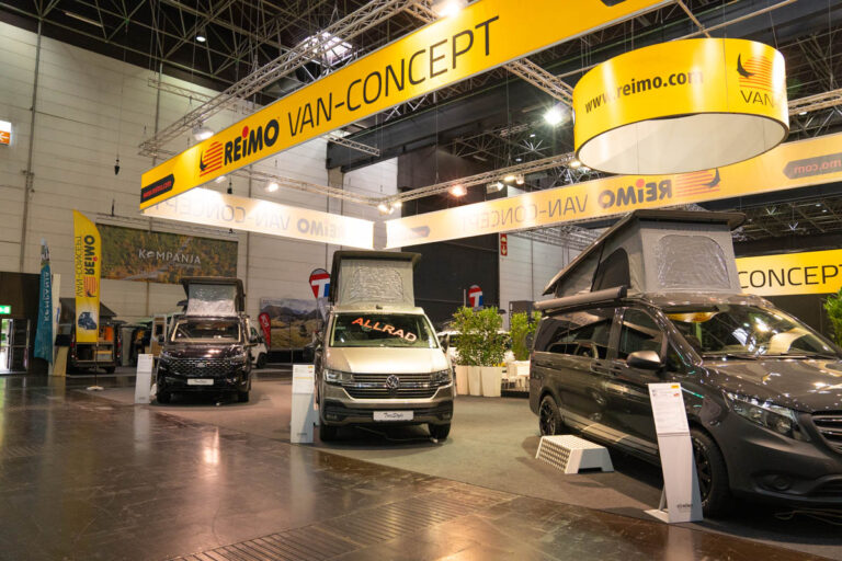 Messestand Reimo Van-Concept mit mehreren Campervans mit Aufstelldach