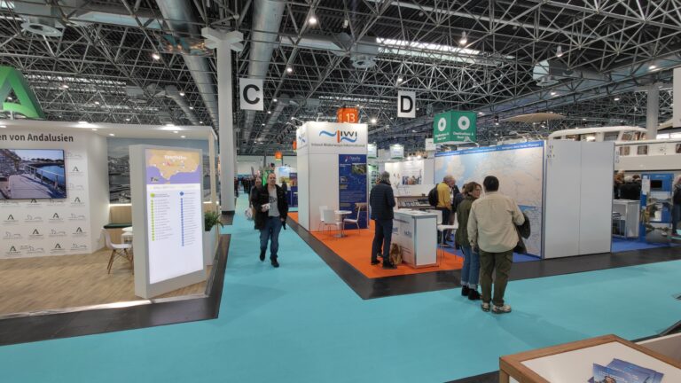Messehalle mit Ständen zum Wassertourismus, unter anderem Andalusien und Inland Waterways