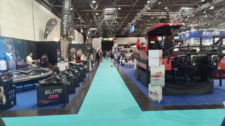 Messegang mit Jetskis, Außenbordmotoren von Suzuki und Sportbooten