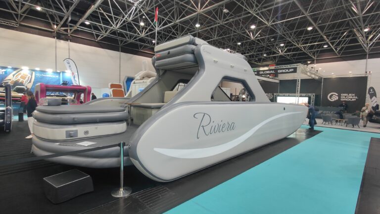 Großes graues Schlauchboot mit der Aufschrift Riviera auf dem Messestand