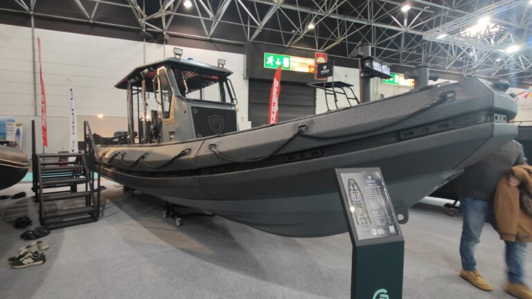 Dunkelgraues Festrumpfschlauchboot mit Steuerstand und Überrollbügel