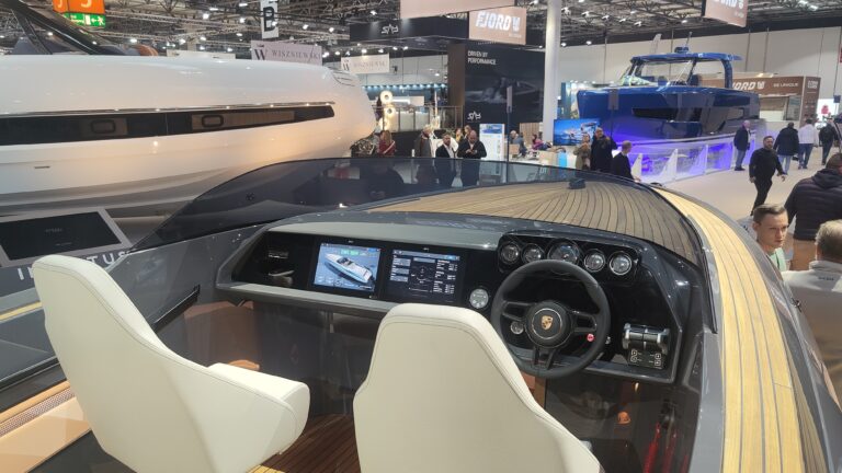 Cockpit des Frauscher-Porsche-Elektroboots mit Porsche-Lenkrad und digitalen Anzeigen