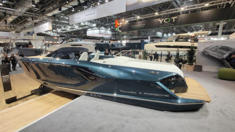 Elektroboot aus der Zusammenarbeit von Frauscher und Porsche in dunklem Blaugrün