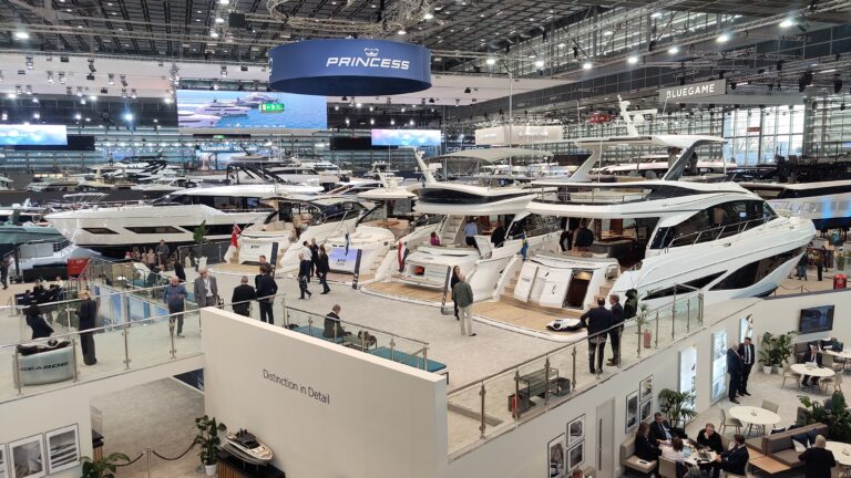 Blick von oben auf den Stand von Princess Yachts mit mehreren Flybridge-Yachten