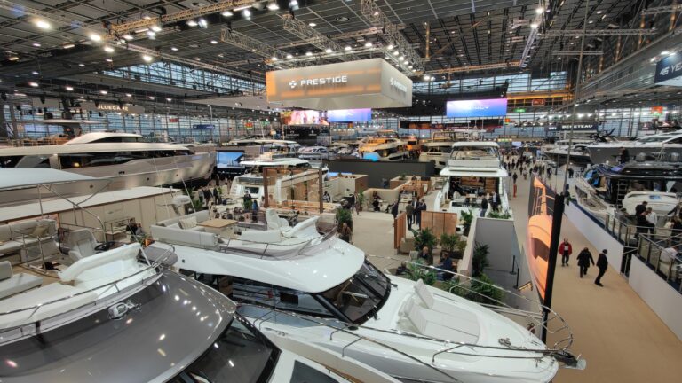 Blick über die Messehalle mit dem Stand von Prestige und zahlreichen Motoryachten