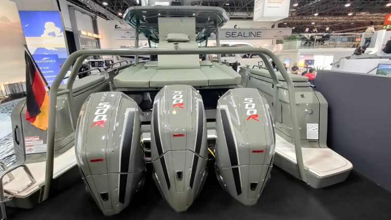 Heck eines Sportboots mit drei grauen Mercury-500R-Außenbordmotoren