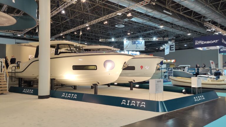 Zwei cremefarbene Motorboote auf dem Messestand von Aiata